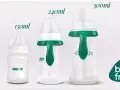 Trzy butelki na mleko dla niemowląt o pojemności 150ml, 240ml i 300ml, z zielonymi uchwytami i oznaczeniem BPA free.