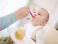 Maluch z zaciekawieniem przyjmuje pierwszą łyżeczkę. Ranking najlepszych pierwszych łyżeczek dla niemowlaka.
