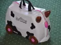 Biała trunki walizka dla dzieci w kształcie krowy z czarnymi łatami i brązowymi rogami. Idealna na podróże!