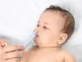 Delikatny aspirator do nosa ustny pomaga mamie oczyścić nosek maluszka, zapewniając mu ulgę.