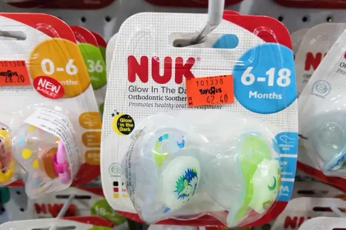 Smoczki jednorazowe NUK "Glow in the Dark" dla dzieci 6-18 miesięcy. Promują zdrowe rozwój jamy ustnej.