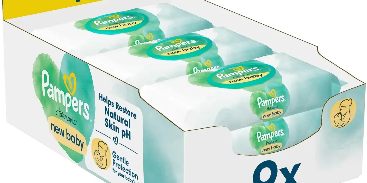 Pudełko z 9 opakowaniami mokrych chusteczek Pampers Harmonie New Baby. Delikatna ochrona dla skóry maluszka.