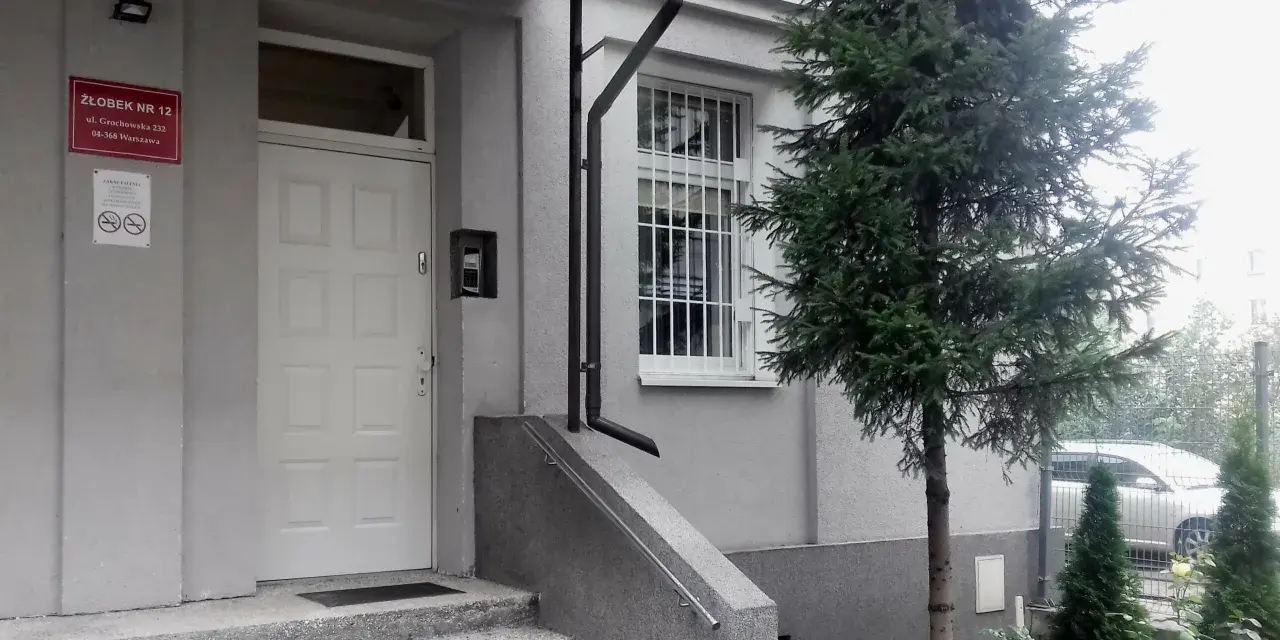Wejście do Żłobka nr 12 przy ul. Grochowskiej 232. Zastanawiasz się, ile kosztuje żłobek państwowy w Warszawie?