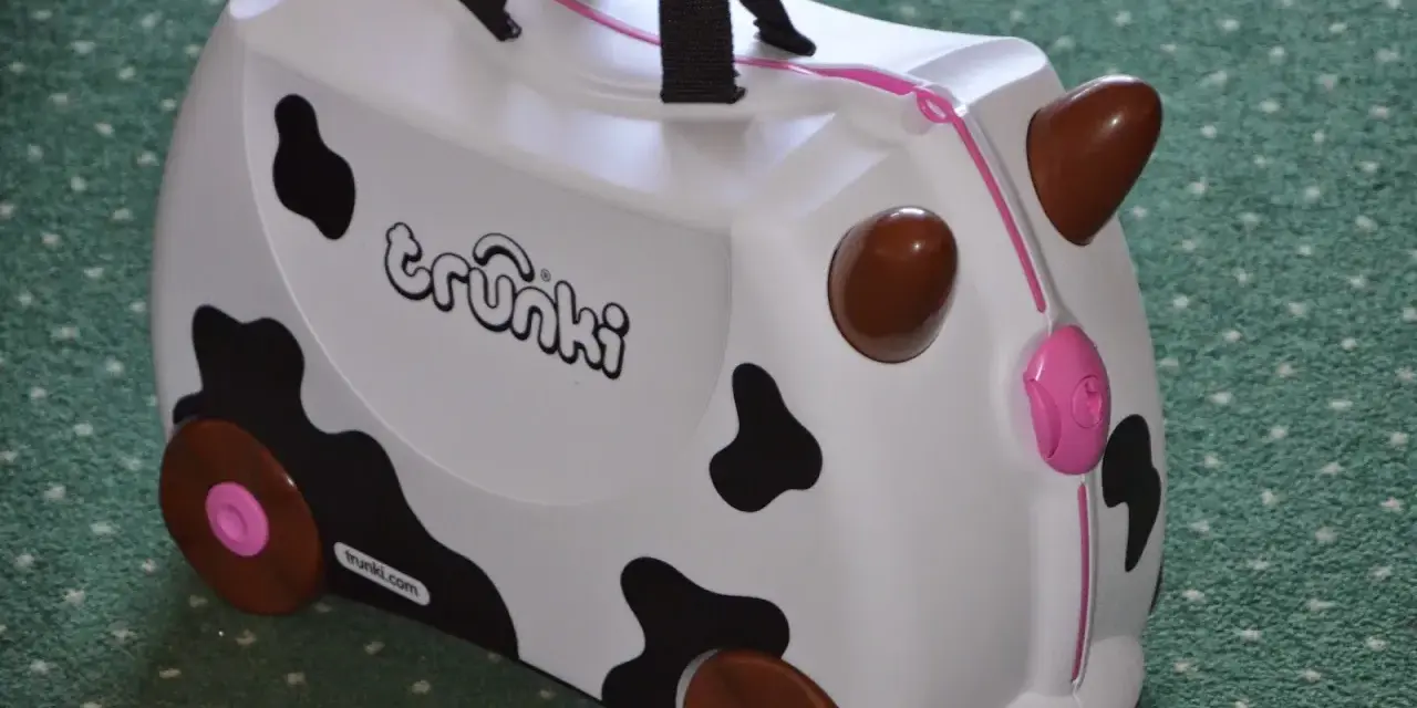 Biała trunki walizka dla dzieci w kształcie krowy z czarnymi łatami i brązowymi rogami. Idealna na podróże!