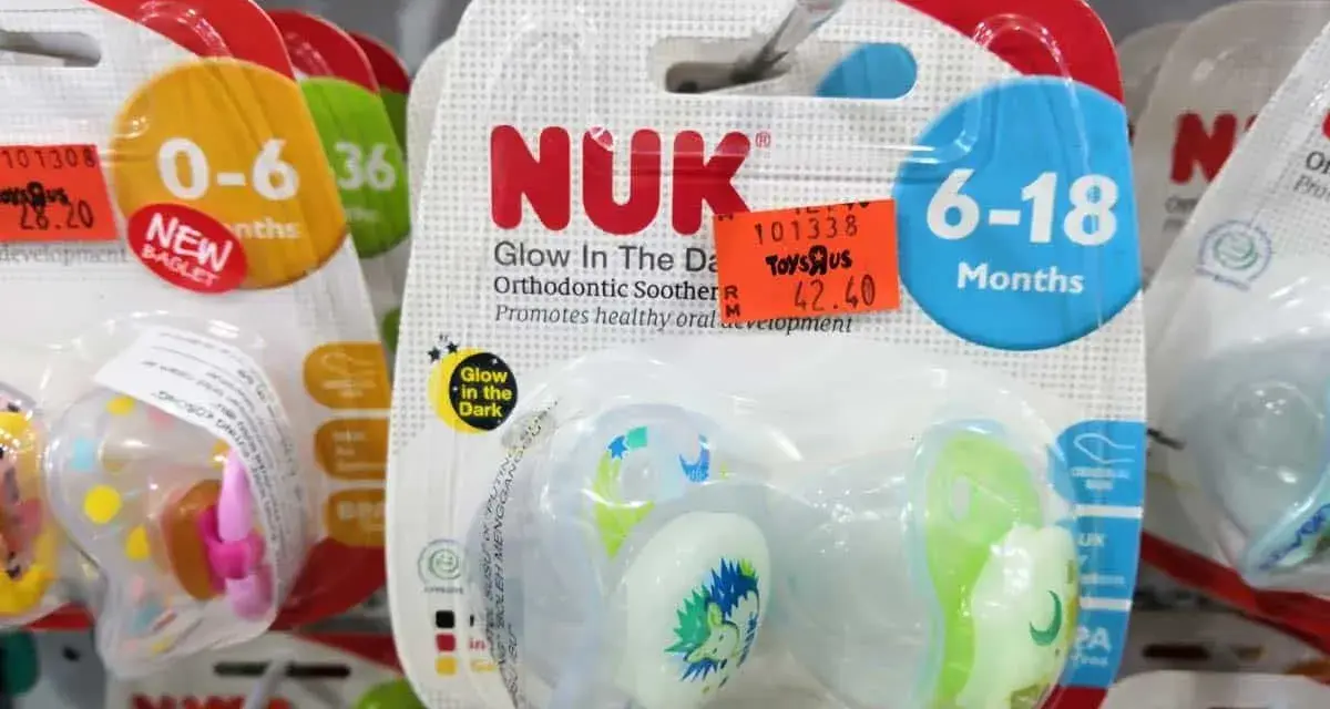 Smoczki jednorazowe NUK "Glow in the Dark" dla dzieci 6-18 miesięcy. Promują zdrowe rozwój jamy ustnej.