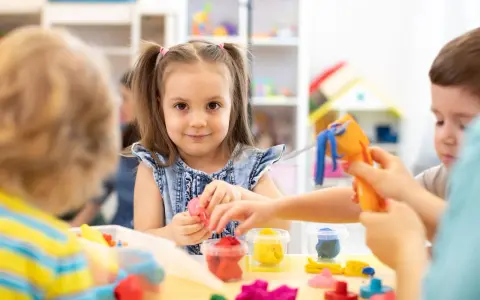 Dzieci bawią się plasteliną. Ile pieniędzy dostaje przedszkole na dziecko z orzeczeniem?