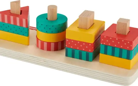 Kolorowe klocki Fisher Price w kształcie trójkąta, walca i kwadratów na drewnianej podstawie.
