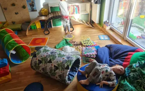 Jak zrobić tor przeszkód dla dzieci w domu? Kolorowy tunel, zjeżdżalnia i poduchy tworzą świetną zabawę.