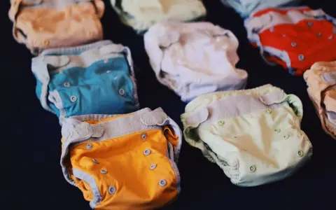 Kolorowe pieluchy wielorazowe, idealne dla noworodka. Różne wzory i kolory, które sprawią, że przewijanie będzie przyjemnością.