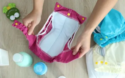 Jaki rozmiar pampersów dla niemowlaka – uniknij podrażnień i wycieków