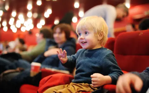 Kiedy do kina z dzieckiem? Odpowiedni wiek i najlepsze filmy