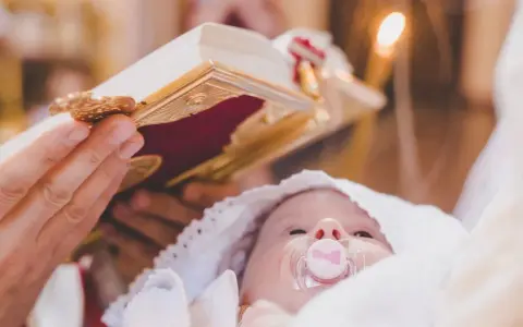 Chrzest dziecka - co się mówi? Kluczowe pytania i odpowiedzi