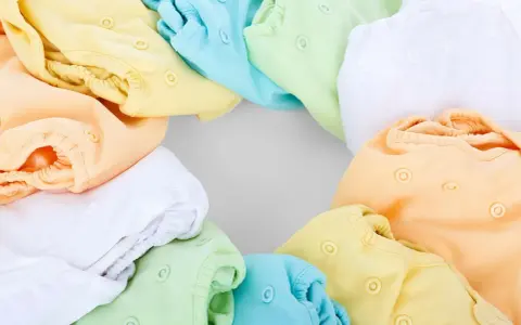 Pampersy czy pieluchy wielorazowe: co wybrać dla zdrowia dziecka?