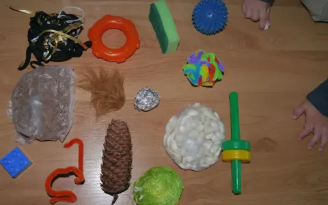 Pudełko sensoryczne: Klucz do rozwoju i radości Twojego dziecka