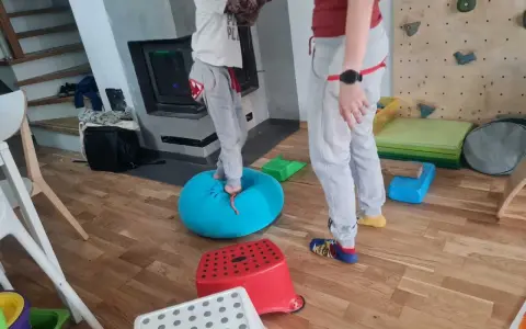 Sensoryczny tor przeszkód w domu: jak stworzyć idealną zabawę dla dzieci