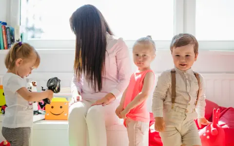 Ile zarabia opiekunka do 3 dzieci? Zaskakujące stawki i czynniki wpływające na wynagrodzenie