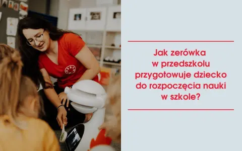 Nauczycielka z zerówki pokazuje dzieciom robota. Zerówka przygotowuje do szkoły.