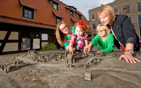 Rodzina odkrywa Bydgoszcz na makiecie Starego Miasta. Świetny pomysł, gdzie z dzieckiem w Bydgoszczy!