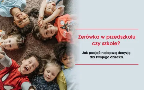 Uśmiechnięte dzieci leżą na dywanie. Czy zerówka to oddział przedszkolny? Dowiedz się, jak podjąć najlepszą decyzję dla Twojego dziecka.