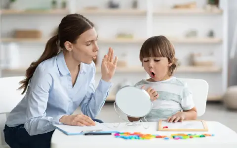 Kiedy dziecko mówi mama? Odkryj kluczowe etapy rozwoju mowy