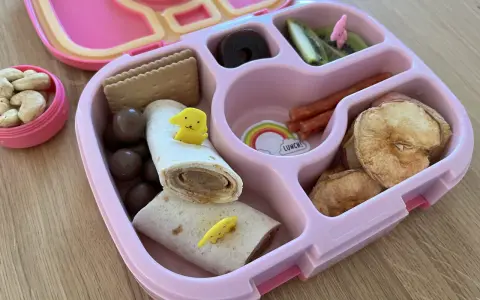 Kolorowe śniadanie dla roczniaka: wrap z żółtym pieskiem, ciasteczka, owoce, orzeszki. Idealne co na śniadanie dla roczniaka!