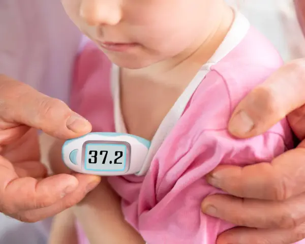 Dziecko ma 37.2°C. Czy można kąpać dziecko ze stanem podgorączkowym? Rodzic mierzy temperaturę.
