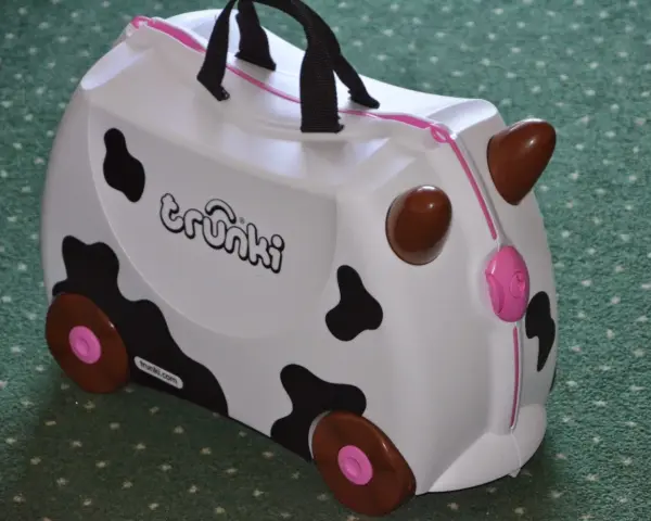 Biała trunki walizka dla dzieci w kształcie krowy z czarnymi łatami i brązowymi rogami. Idealna na podróże!