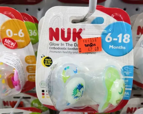 Smoczki jednorazowe NUK "Glow in the Dark" dla dzieci 6-18 miesięcy. Promują zdrowe rozwój jamy ustnej.
