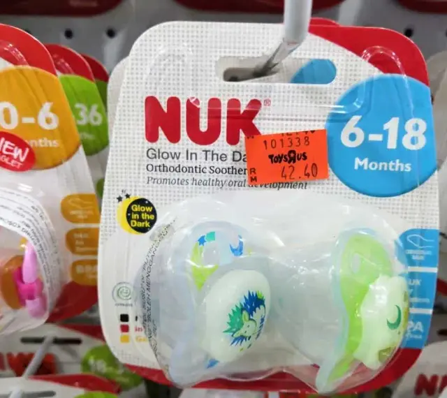 Smoczki jednorazowe NUK "Glow in the Dark" dla dzieci 6-18 miesięcy. Promują zdrowe rozwój jamy ustnej.