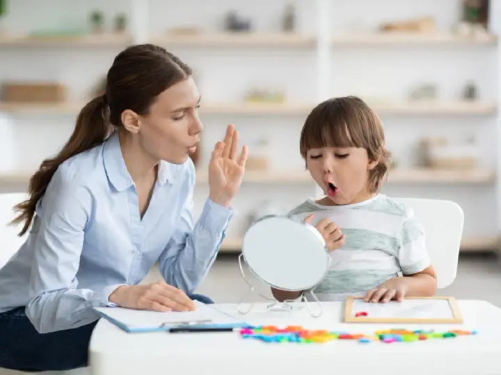 Kiedy dziecko mówi mama? Odkryj kluczowe etapy rozwoju mowy