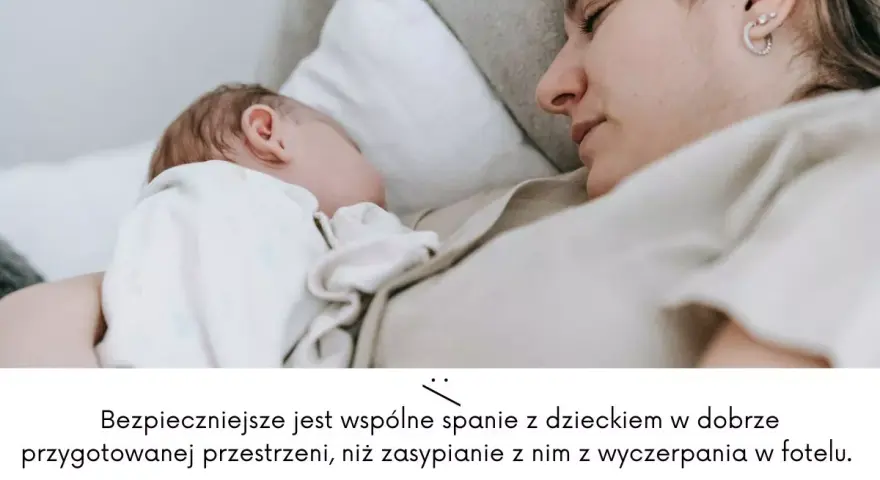 Mama i dziecko śpią razem. Bezpieczne wspólne spanie z dzieckiem w łóżku jest lepsze niż zasypianie z nim z wyczerpania w fotelu.