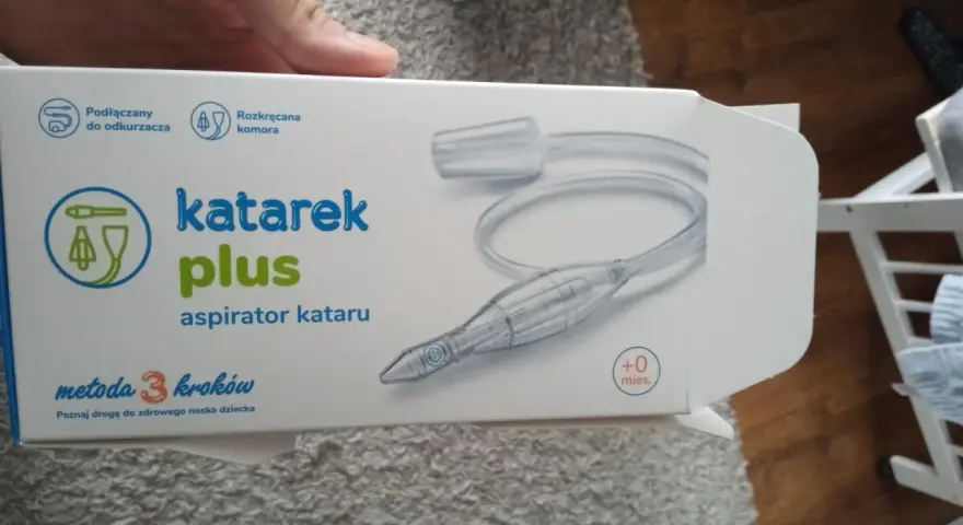 Katarek Plus, aspirator kataru podłączany do odkurzacza, dostępny w Rossmannie. Pomaga szybko oczyścić nosek dziecka.