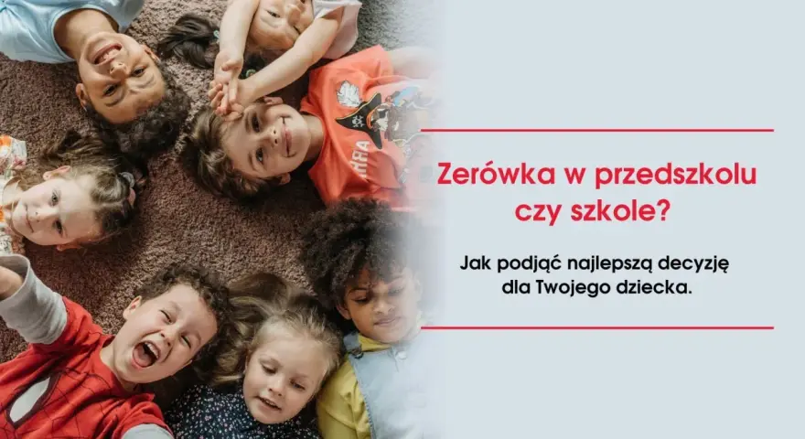 Uśmiechnięte dzieci leżą na dywanie. Czy zerówka to oddział przedszkolny? Dowiedz się, jak podjąć najlepszą decyzję dla Twojego dziecka.