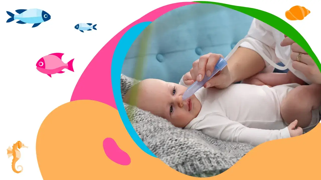 Mama używa aplikatora do noska, by pomóc maluszkowi swobodnie oddychać. Wesołe rybki i konik morski dodają uroku.