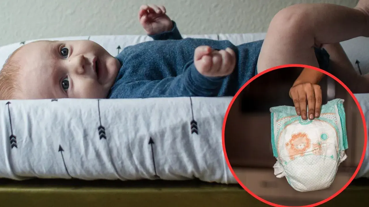 Maluch leży na przewijaku, a obok widać pieluszkę, która ewidentnie jest za mała.