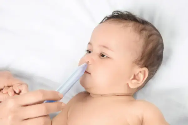 Delikatny aspirator do nosa ustny pomaga mamie oczyścić nosek maluszka, zapewniając mu ulgę.