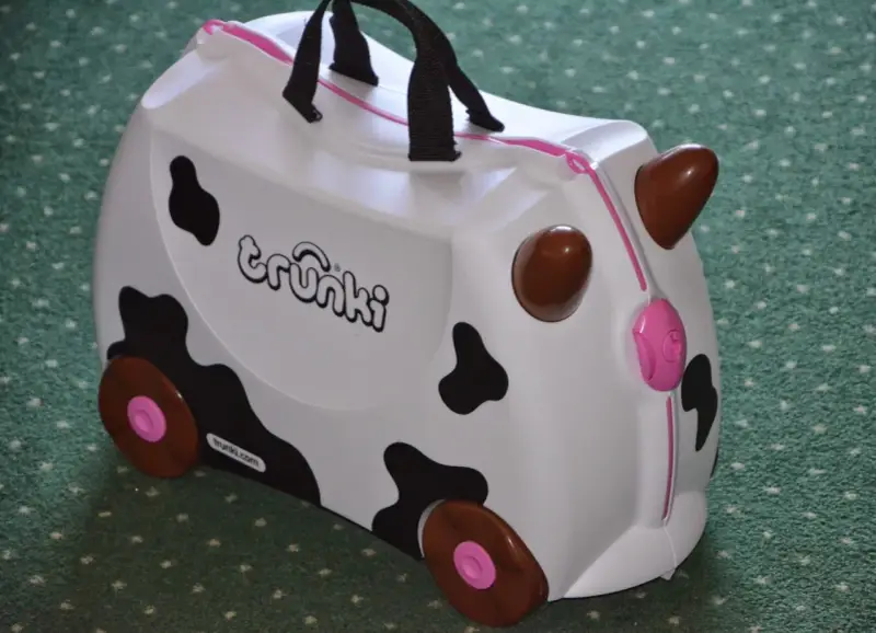 Biała trunki walizka dla dzieci w kształcie krowy z czarnymi łatami i brązowymi rogami. Idealna na podróże!