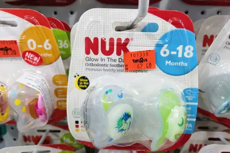Smoczki jednorazowe NUK "Glow in the Dark" dla dzieci 6-18 miesięcy. Promują zdrowe rozwój jamy ustnej.